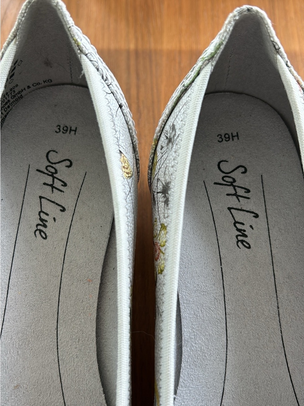 Gray floral pumps - Picture 8 of 10